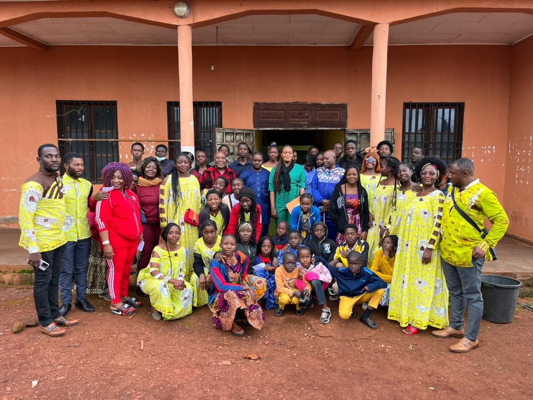 Membres de l'AEEAB en tenue traditionnelle
